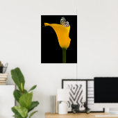 Poster papillon dans un lys jaune sur fond noir (Bureau à domicile)