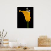 Poster papillon dans un lys jaune sur fond noir (Cuisine)