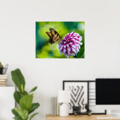 Poster Papillon jaune sur Dahlia rose dans un jardin (Bureau à domicile)