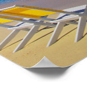 Poster Parasol de plage jaune et chaises sur immaculé (Coin)