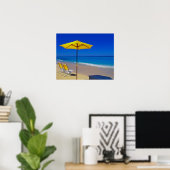 Poster Parasol de plage jaune et chaises sur immaculé (Bureau à domicile)
