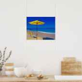 Poster Parasol de plage jaune et chaises sur immaculé (Cuisine)