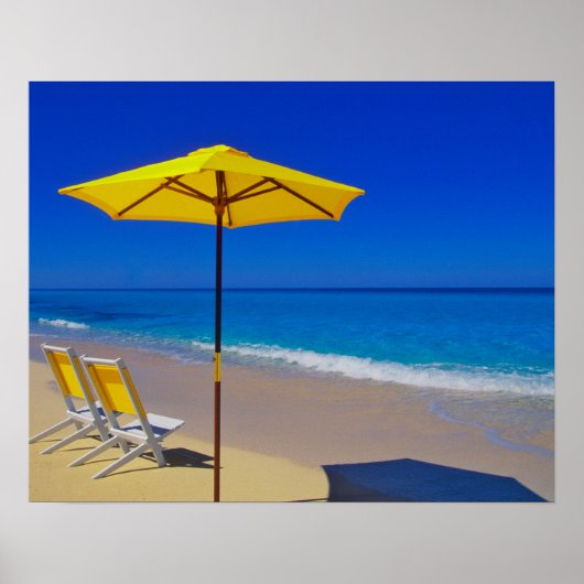 Poster Parasol de plage jaune et chaises sur immaculé (Devant)