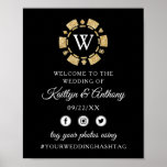 Poster Parties scintillant d'or Monogram Poker Chip Casin<br><div class="desc">Célébrez dans le style avec ce panneau d'accueil mariage moderne et très tendance. Ce design est facile à personnaliser avec votre libellé d'événement spécial et vos invités seront ravis quand ils verront ce magnifique panneau. Les éléments correspondants se trouvent dans la collection.</div>