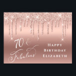 Poster Parties scintillant Rose Gold 70th Birthday Party<br><div class="desc">Élégante et chic affiche de bienvenue de 70ème anniversaire avec parties scintillant en or rose gouttes sur un arrière - plan rose or. "70 & Fabulous" est écrit dans un script blanc élégant. Customisez avec son nom dans la typographie blanche moderne.</div>