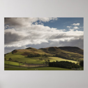 Poster Paysage Avec Collines Et Nuages Au-Dessus