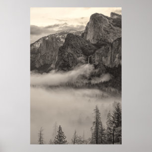 Poster Paysage de montagne de Yosemite avec brouillard