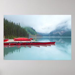 Poster Paysage paisible du lac Louise avec des canoës rou