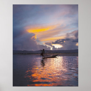 Poster Pêcheur Intha pêchant au filet avec un bateau à ra