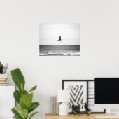 Poster Pélican Brown noir et blanc survolant l'océan (Bureau à domicile)