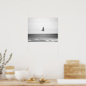 Poster Pélican Brown noir et blanc survolant l'océan (Cuisine)