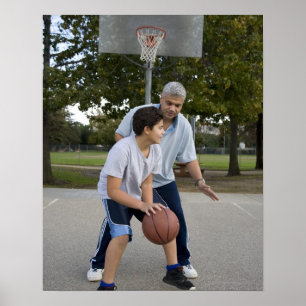 Poster Père et fils hispaniques jouant au basket-ball
