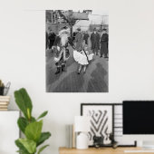 Poster Père Noël et petite fille sur le pont, 1925 (Bureau à domicile)