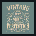 Poster Personnalisé vintage anniversaire whiskey étiquett<br><div class="desc">Vous pouvez ajouter un peu d'originalité à votre collection de placards avec ce design graphique d'anniversaire classique vintage avec des lettres de police de typographie impressionnantes. C'est une excellente idée cadeau pour les hommes, les femmes, les maris, les femmes, les petites amies et les petits amis qui vont adorer cette...</div>