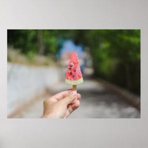 Poster Personne tenant du popsicle le matin