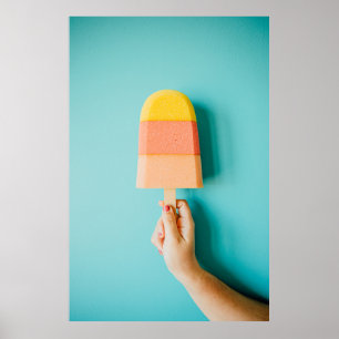 Poster Personne tenant un cône de crème glacée jaune et m