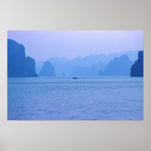 Poster Petit bateau de pêche dans la baie d'Ha Long - Vie