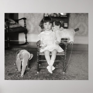 Poster Petite Fille avec Jouets en Peluche, 1922. Photo V