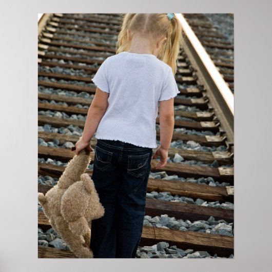 Poster Petite fille sur les voies ferrées (Devant)