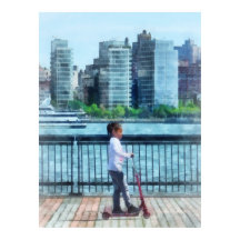 Petite fille sur scooter par Manhattan Skyline
