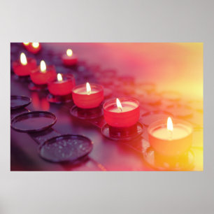 Poster Petites bougies allumées dans une église catholiqu