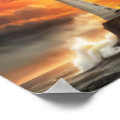 Poster Phare blanc dans une mer orageuse au coucher du so (Coin)