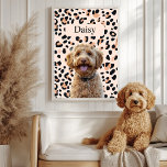 Poster Photo de chien Empreinte de léopard personnalisée<br><div class="desc">Libérez votre côté sauvage avec notre photo de chien Empreinte de léopard personnalisée avec nom! Ce produit personnalisé combine un arrière - plan empreinte de léopard tendance avec une photo de votre chien bien-aimé et son nom, créant un souvenir unique et élégant. Parfait pour les amoureux de les chiens, cet...</div>