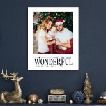 Poster Photo de famille de Noël Plus merveilleux<br><div class="desc">Capturez la magie de la saison avec cette affiche de Noël ! Ajoutez l'une de vos photos de famille préférées et diffusez la joie des fêtes avec la légende "C'est le moment le plus merveilleux de l'année"</div>