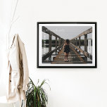 Poster Photo de famille Moderne Editorial Voyage Keepsaké<br><div class="desc">Avez-vous un voyage spécial, une aventure familiale ou une destination de voyage mémorable que vous avez entrepris? Notre affiche mémorable de voyage en photo de famille est parfaite pour capturer votre voyage spécial et l'afficher dans votre maison pour toujours se souvenir. Design moderne et minimaliste avec typographie audacieuse fait pour...</div>
