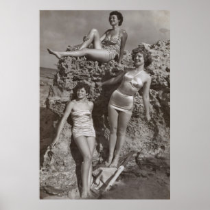 POSTER PHOTO GRAYSCALE DE TROIS FEMMES EN TRAIN ET SITTIN