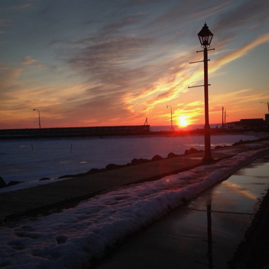 Poster Photo murale du coucher du soleil près du port