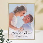 Poster photo personnalisé avec script Whimsical<br><div class="desc">Personnalisez ce poster photo personnalisé avec votre photo préférée ! Nous avons inclus un exemple de texte en noir, y compris les prénoms dans un script animé et fantaisiste. Mais ne vous sentez pas limité par notre format d'exemple qui utilise les prénoms et une date ! Vous pouvez remplacer les...</div>