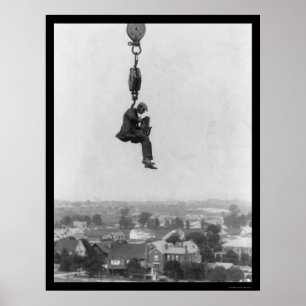 Poster Photographe fou sur le crochet d'une grue 1918