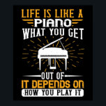 Poster Piano - La Vie Est Comme Un Piano<br><div class="desc">Tu aimes jouer du piano. Montrez ensuite à tous les amateurs de musique classique comment vous jouez bien du piano. Vous avez tout ça du professeur de piano. Le piano à queue est important dans l'orchestre lors d'un concert.</div>