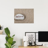 Poster pierre dans le sable avec le mot Croire (Bureau à domicile)