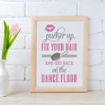 Poster Pink Pucker up et réparer vos cheveux femmes toile<br><div class="desc">"Pucker Up,  Fix Your Hair and Get Back on the Dance Floor" affiche mariage de style vintage pour afficher dans la salle de bain des femmes. Empreinte à linge et accents à la brosse à cheveux. Couleurs rose vif et gris d'étain sur arrière - plan blanc.</div>