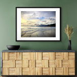 Poster Pismo Beach Californie Dramatique Tsunset Photo<br><div class="desc">Ce spectaculaire paysage de plage de Pismo Beach, en Californie, immaculé, immaculé et sablonneux, pris près du coucher du soleil, respire la tranquillité et la solitude. Ici, vous trouverez les surfeurs qui attendent la vague parfaite ainsi que les petits oiseaux qui cherchent leur snack du soir. Vous pouvez facilement personnaliser...</div>