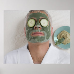 Poster Plan rapproché d'un homme mûr se couchant avec un