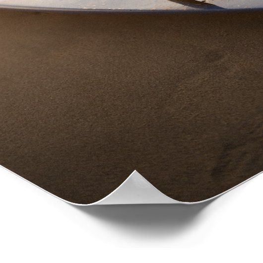 Poster Planche de surf posée sur la plage au coucher du s (Coin)