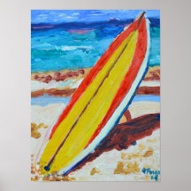 Planche de surf rouge et jaune sur une plage de sa