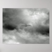 Poster Planeur volant dans le ciel gris (Devant)