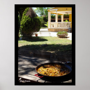 Poster Plat de paella au repos dans le jardin