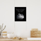 Poster Plumes rayées noir et blanc flottant sur un étang (Cuisine)