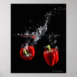 Poster poivron rouge éclaboussant dans l'eau