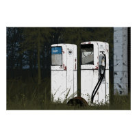 Pompe à essence abandonnée peinte
