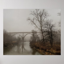 Pont du chemin de la gare dans le brouillard (coul