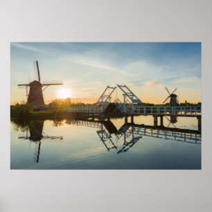 Poster Pont-levis et moulins à vent au coucher du soleil