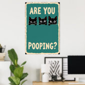 Poster Pooping showing three black cats peeking over  (Bureau à domicile)