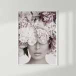 Poster Portrait de mode floral Rose poussiéreux<br><div class="desc">De magnifiques pivoines roses poussiéreuses cachent le visage d'un mannequin de mode. Cette affiche moderne est un grand design dans une pièce neutre,  grise ou éclectique.</div>