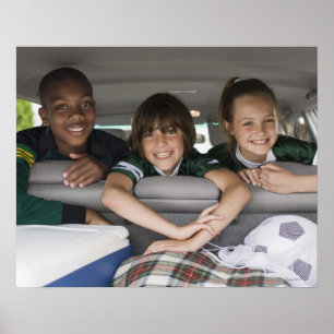 Poster Portrait d'enfants souriants en voiture
